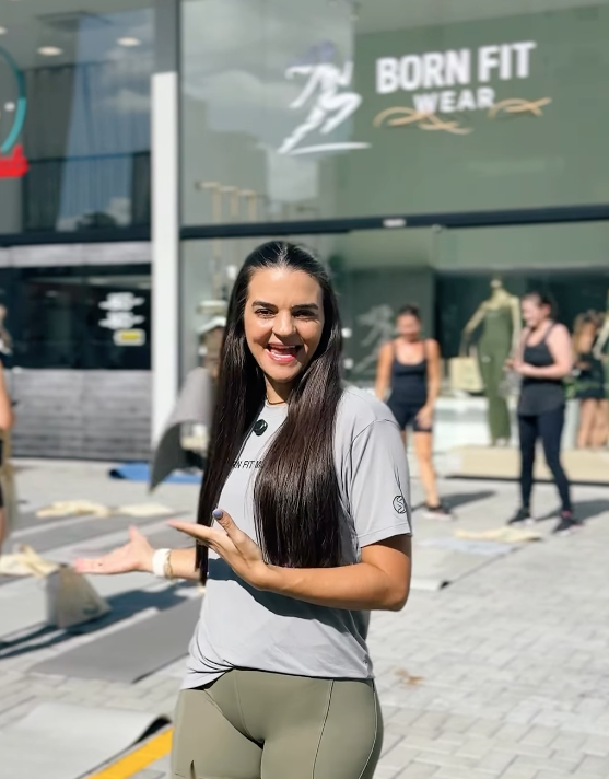 Fundadora Born Fit Move em frente à loja